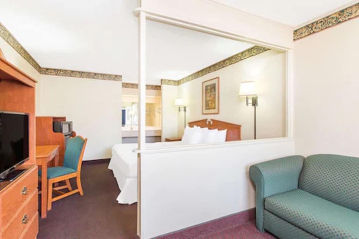 Room 9 of 10