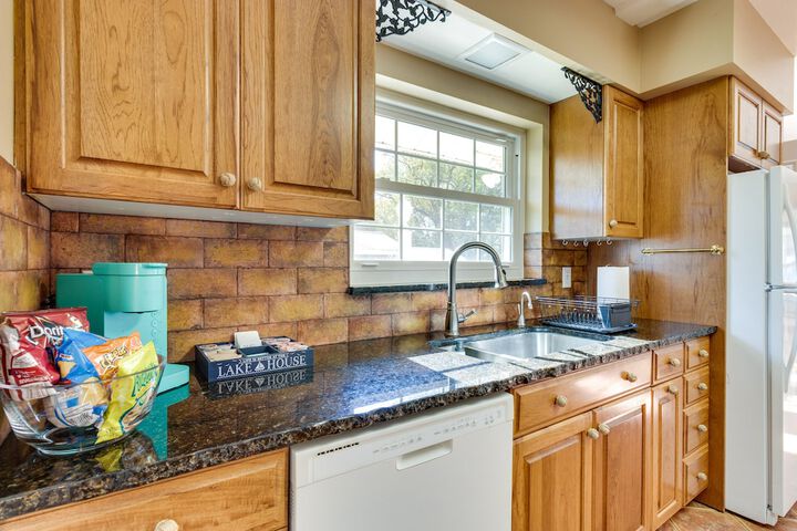 Lakefront Tavares Home w / Deck Patio & Dock!