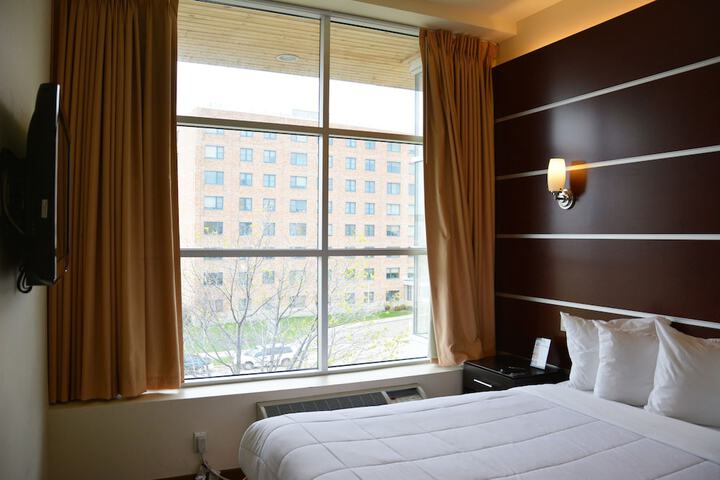Days Inn & Suites by Wyndham Milwaukee
