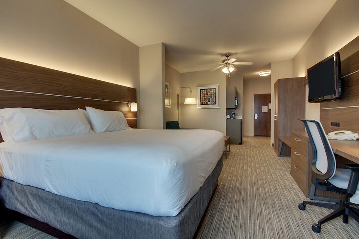 Holiday Inn Express Hotel & Suites Vernon College Area by IHG