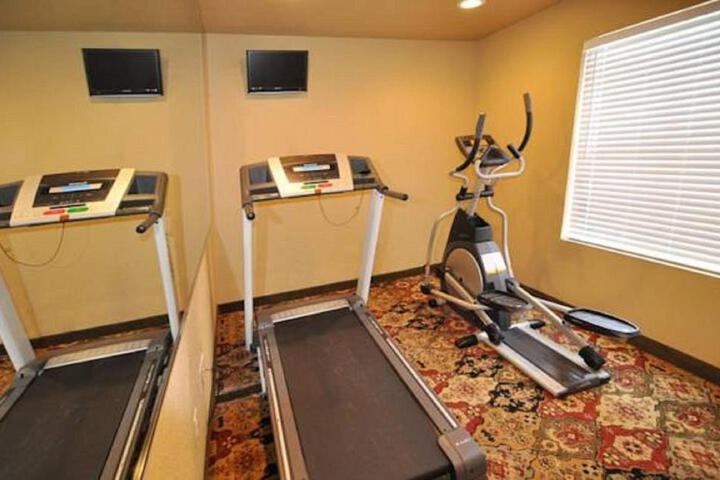 Econo Lodge Inn & Suites