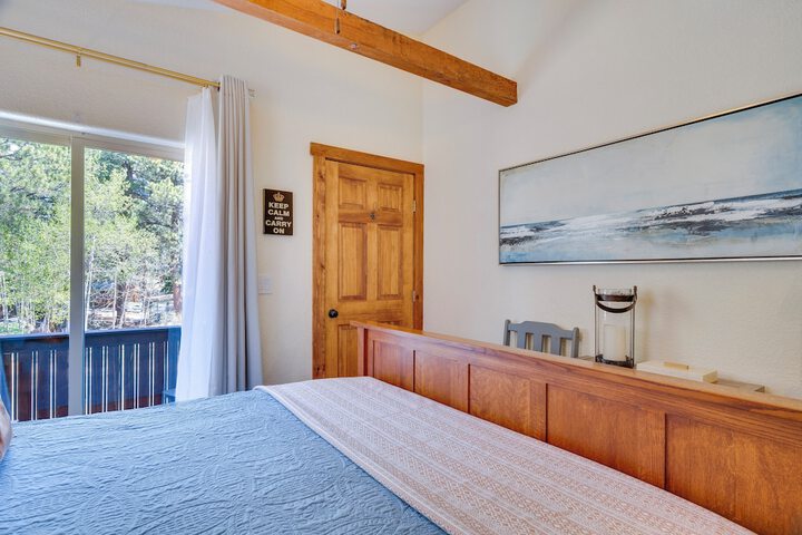 Woodland Park Apartment: Forest Views + Deck!