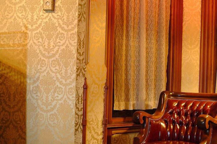 Room 27 of 42