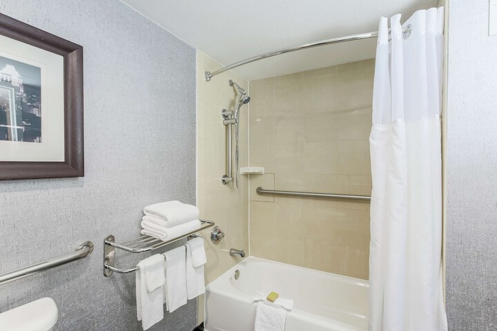 DoubleTree by Hilton Austin - University Area