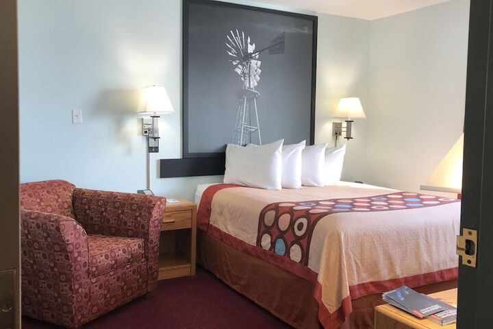 Super 8 by Wyndham Kindersley