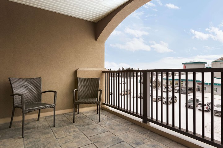 Days Inn & Suites by Wyndham Brandon