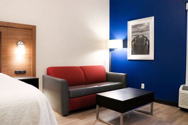 Room 27 of 40