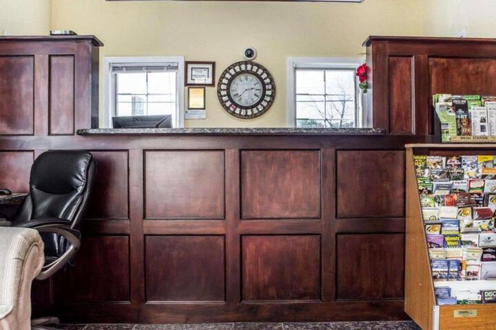 Econo Lodge Inn & Suites North Syracuse Airport