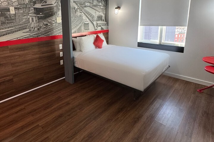 Room 13 of 18