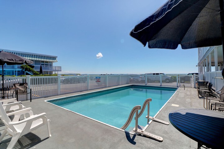 Pool 10 of 71