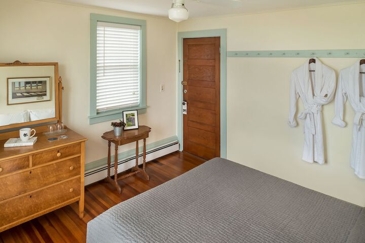 Room 10 of 103