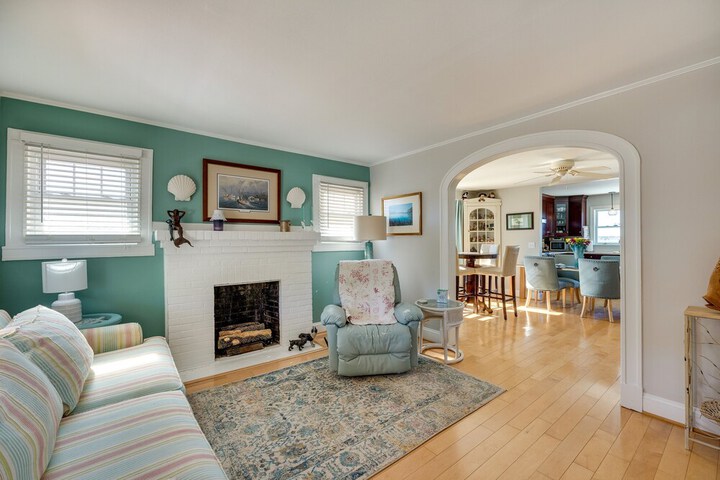 Welcoming Cottage w / Outdoor Pool & Water Views!