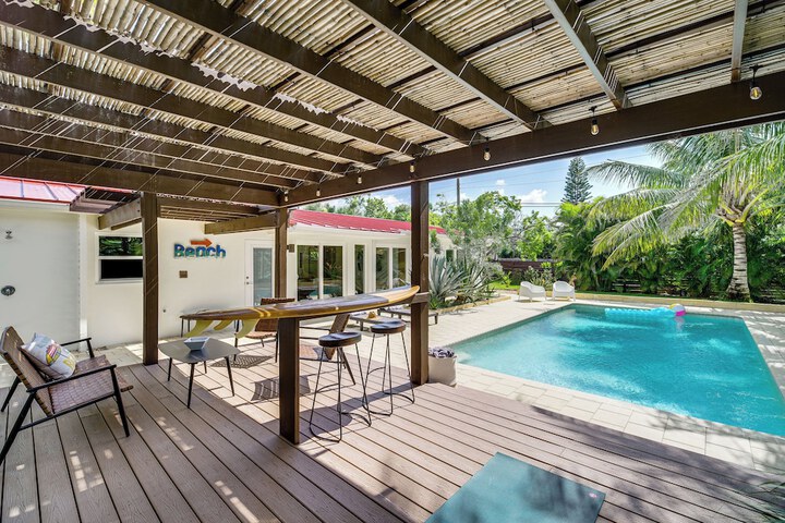 Private Oasis w / Pool: Walk to Melbourne Beach!