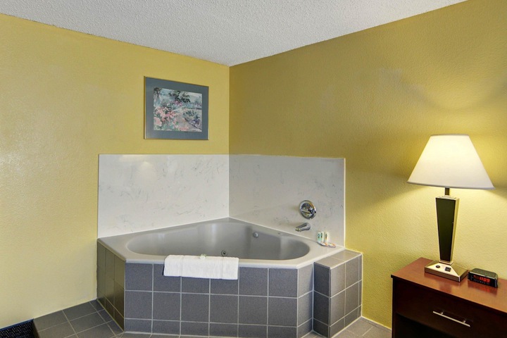 Room 11 of 28
