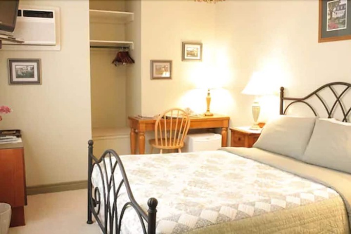 Room 104 of 183