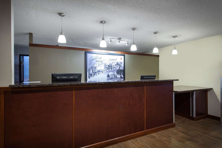 Super 8 by Wyndham Cromwell / Middletown