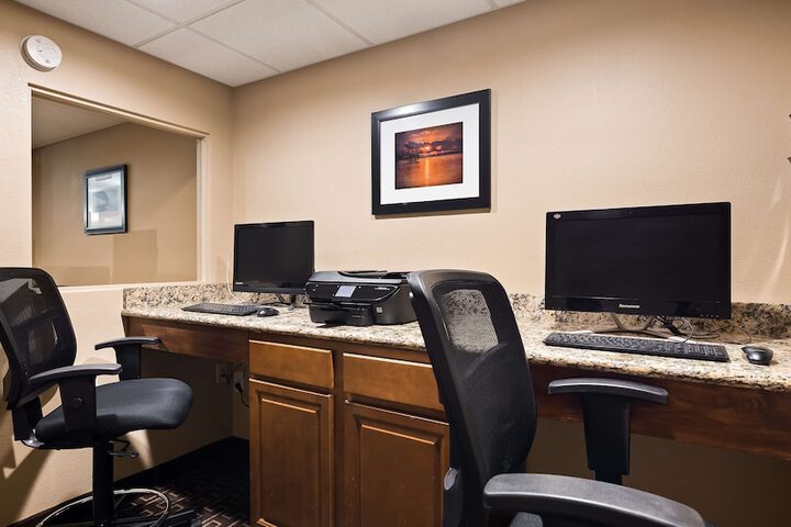 Business Center 22 of 23