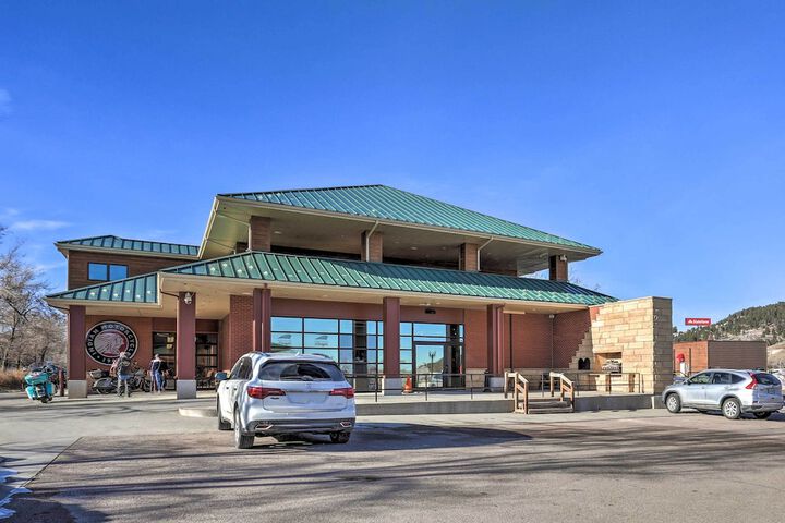 Main Street Strugis Apt w / High-end Features