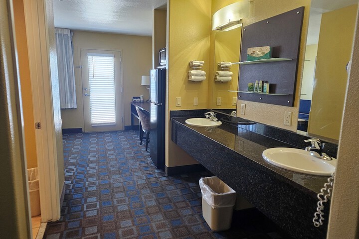 Room 33 of 73