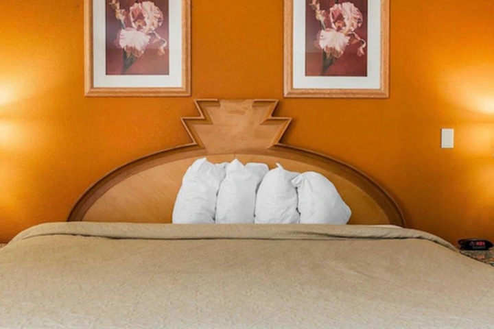 Room 10 of 28