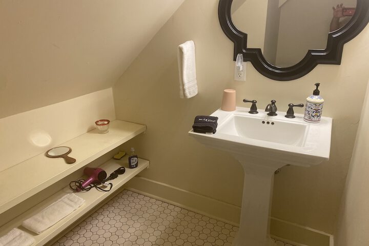 Room 13 of 27