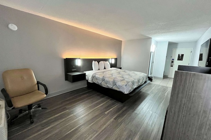 Room 5 of 10