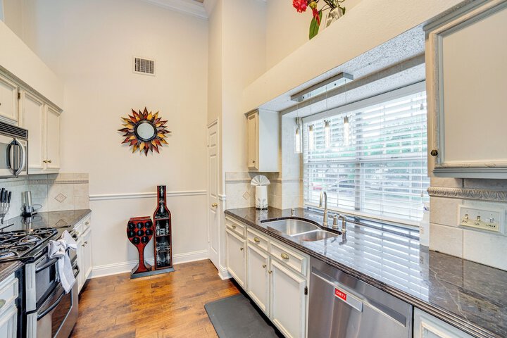 Walk to Lake! Rowlett Escape w / Fire Pit & Views