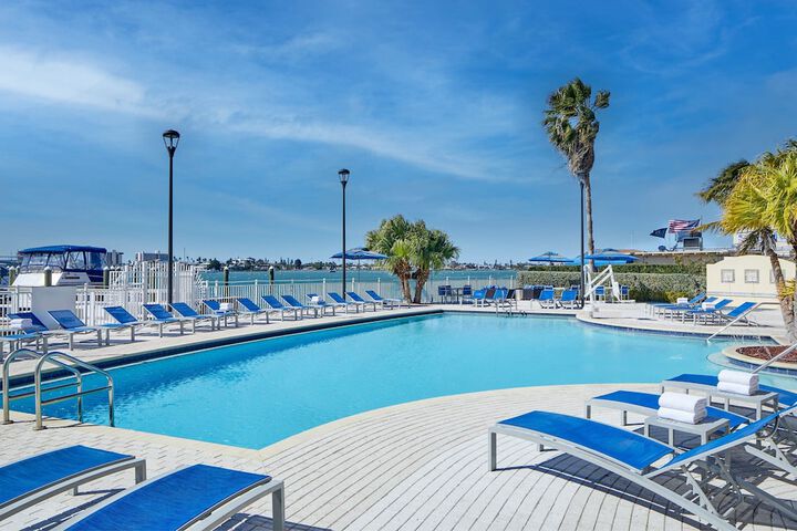 Courtyard St. Petersburg Clearwater / Madeira Beach