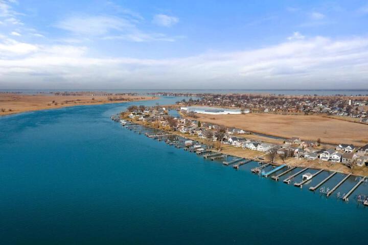 Lakeside Bliss 2BR 1BA with All Modern Comforts