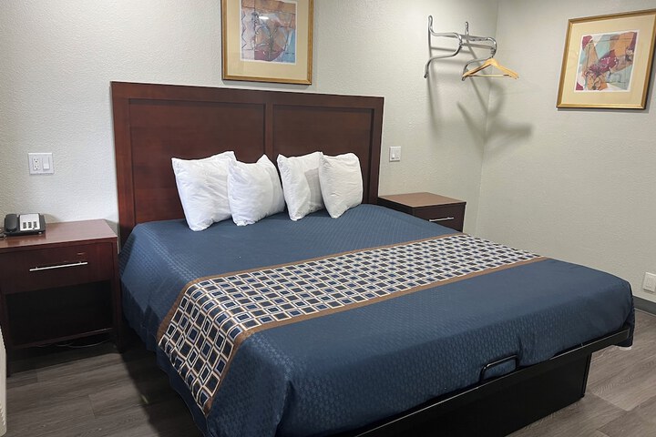Golden Eagle Motel