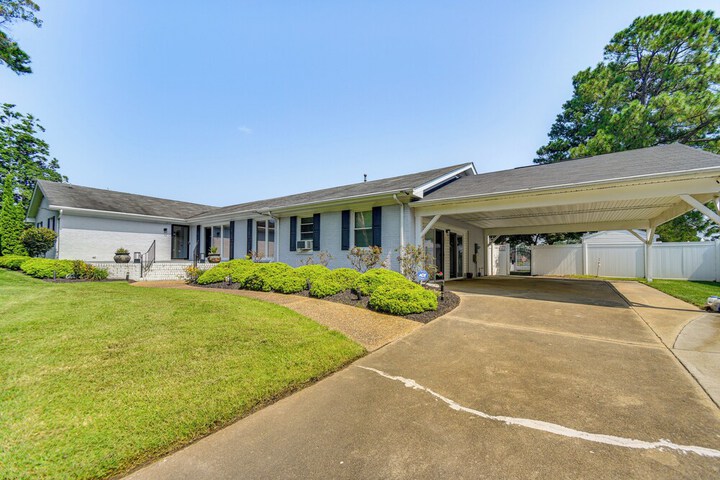 Luxe Lakefront Portsmouth Home: Fish Swim & Play!