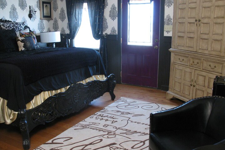 Room 32 of 79
