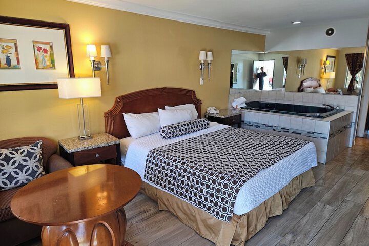 Room 17 of 40