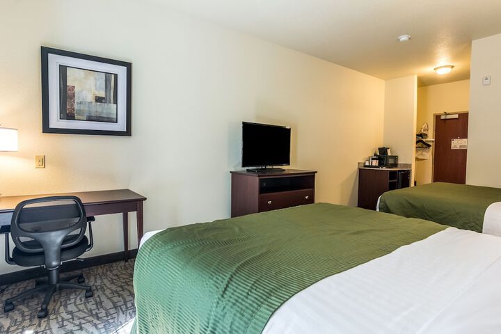 Cobblestone Hotel & Suites - Hutchinson