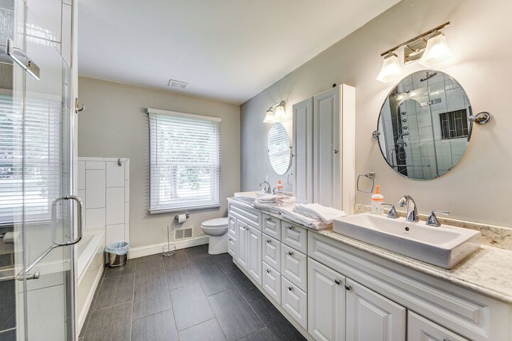 Luxe Lakefront Portsmouth Home: Fish Swim & Play!