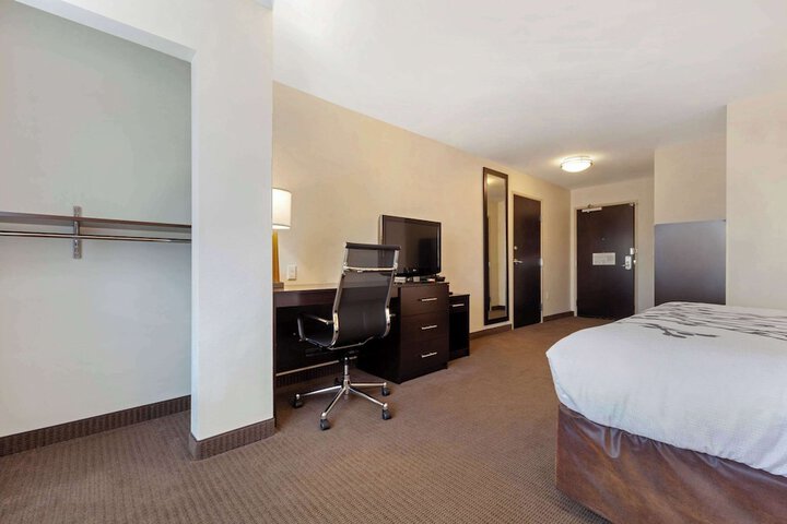 Room 33 of 65