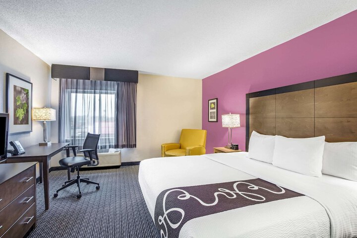 La Quinta Inn & Suites by Wyndham Hartford - Bradley Airport