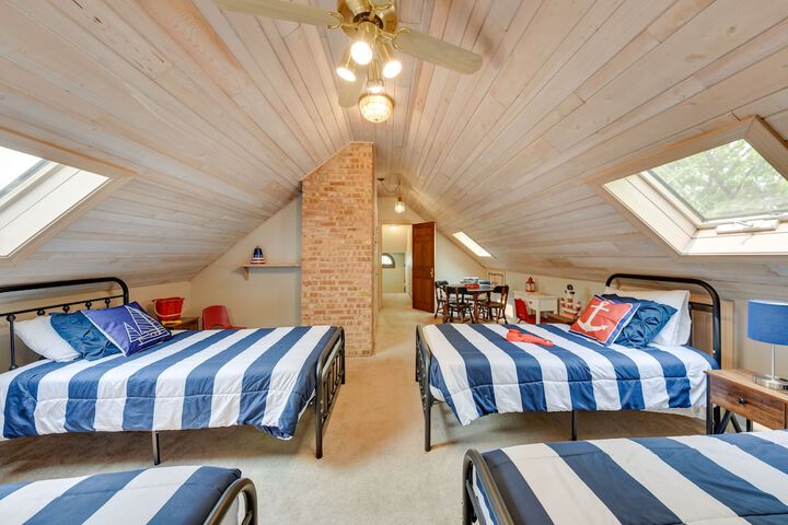 Pistakee Lake Estate w / Boat Dock & Hot Tub!
