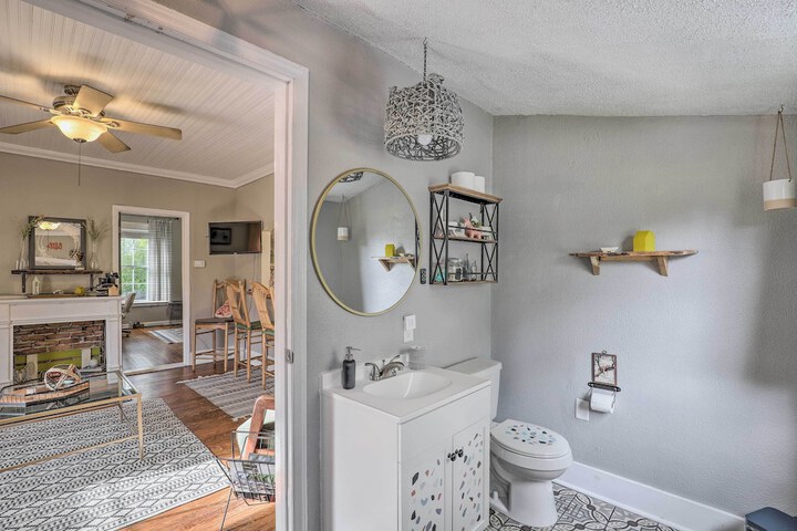 Stylish Woodfin Home w / Backyard & Fire Pit