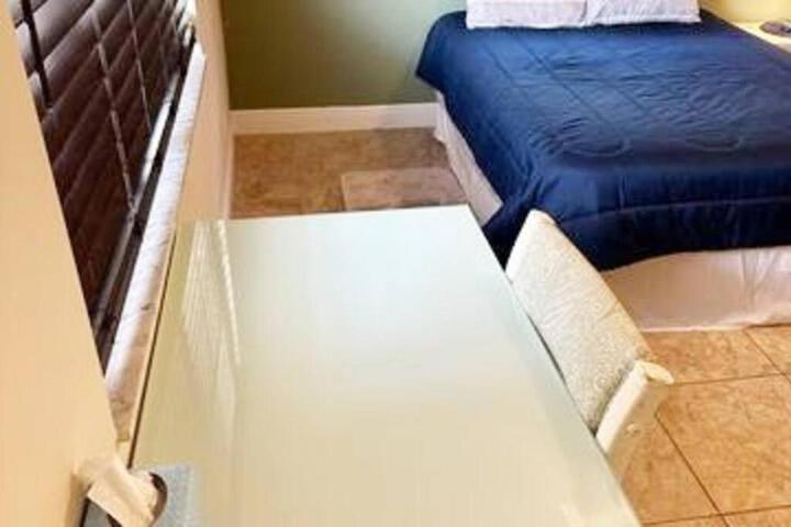 Waterfront corner 2 / 1 Apt
