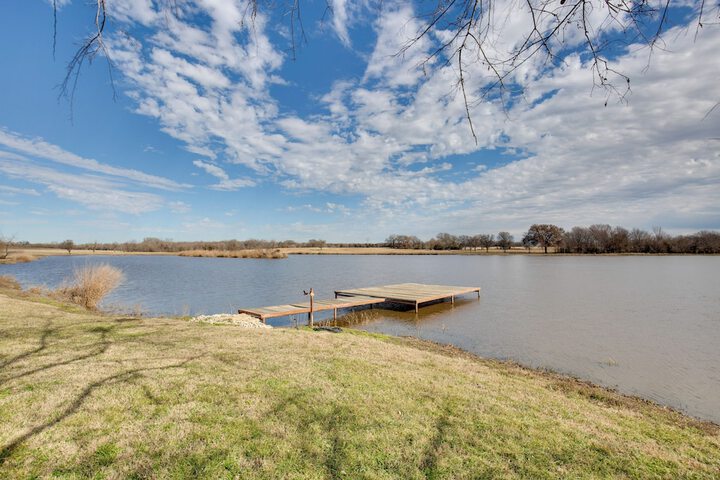 Game Room Fireplaces, On-site Lake! Kaufman Home