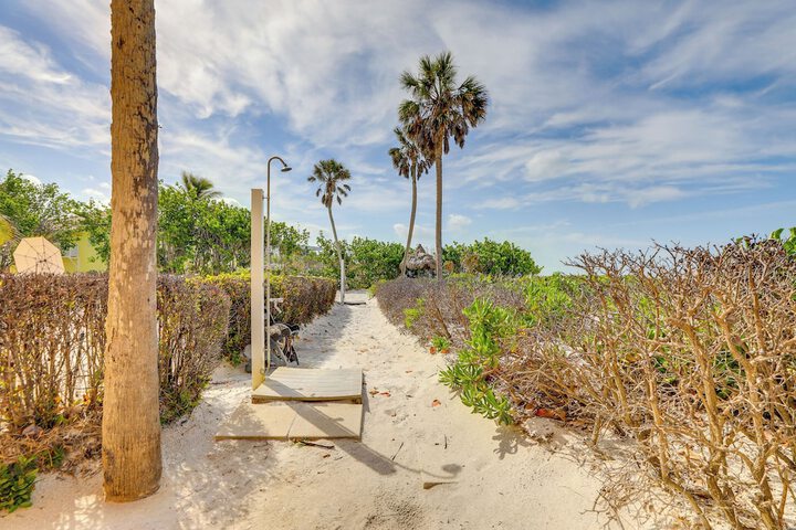 Sunlit Longboat Key Escape w / Private Resort Beach