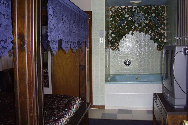 Room 10 of 24