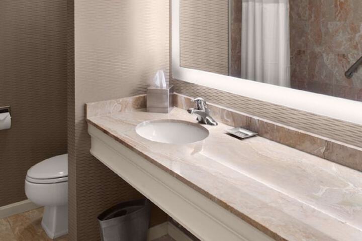 DoubleTree by Hilton Akron Fairlawn