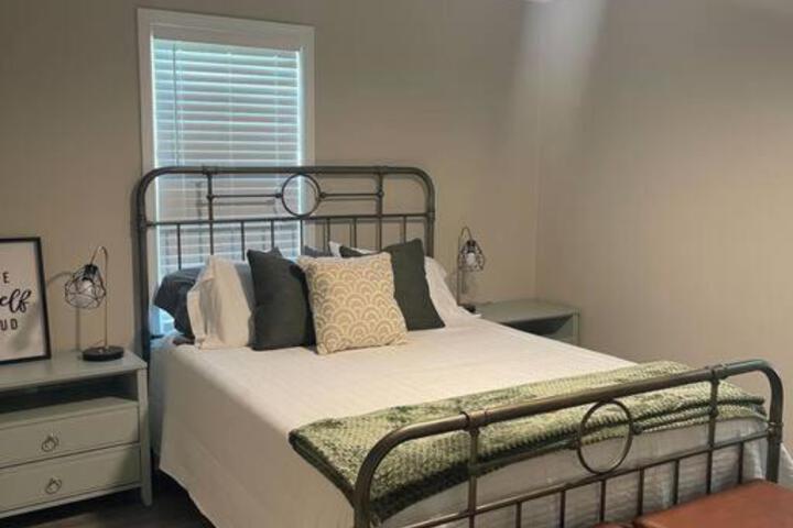 Pipers Place - 2 Bedroom House in DT Hamilton