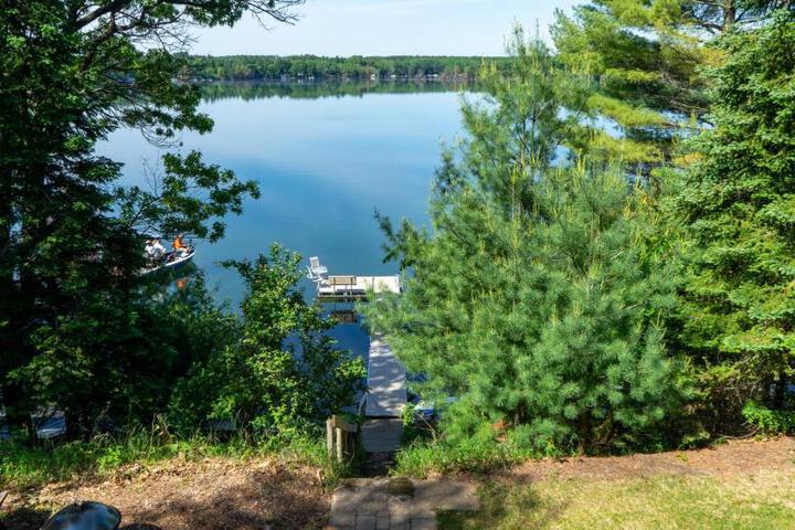 Lakefront Home 4 Bedroom 4 Bath Sleeps 12