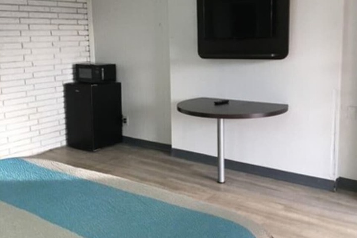 Room 4 of 18