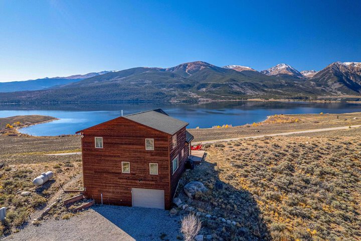 Breathtaking Views: Twin Lakes Retreat w / Deck