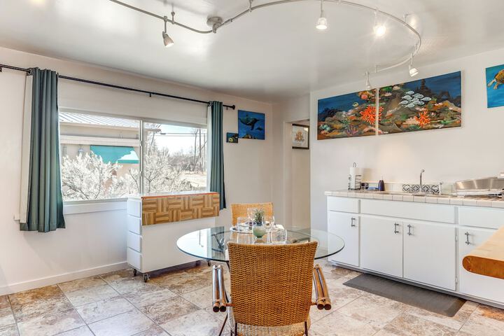 Artsy Studio w / Patio: 25 Mi to Santa Fe