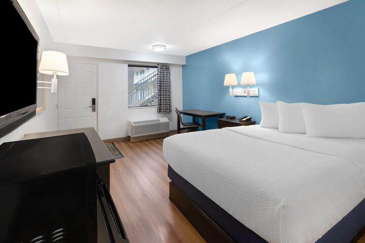 Travelodge by Wyndham Madison Heights MI